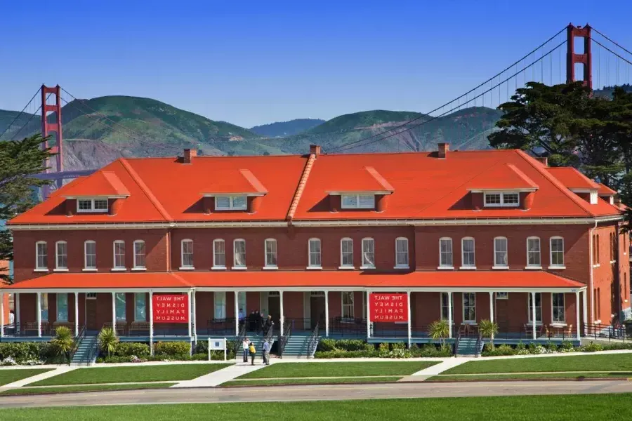 O Museu da Família Walt Disney, instalado em uma fileira de antigos quartéis de tijolos vermelhos, fica em frente à Ponte Golden Gate. São Francisco, Califórnia.